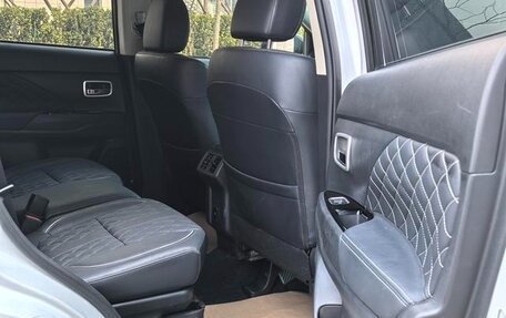 Mitsubishi Outlander III рестайлинг 3, 2022 год, 2 130 000 рублей, 14 фотография