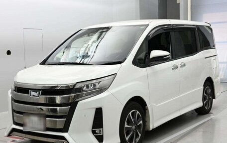 Toyota Noah III, 2019 год, 1 905 000 рублей, 2 фотография
