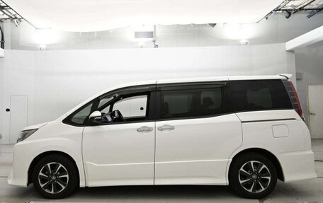 Toyota Noah III, 2019 год, 1 905 000 рублей, 6 фотография