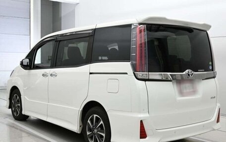 Toyota Noah III, 2019 год, 1 905 000 рублей, 3 фотография