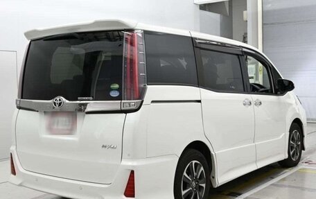 Toyota Noah III, 2019 год, 1 905 000 рублей, 4 фотография