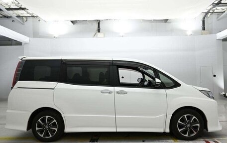 Toyota Noah III, 2019 год, 1 905 000 рублей, 5 фотография