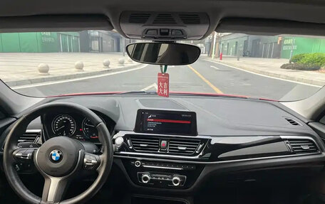 BMW 1 серия, 2022 год, 1 400 000 рублей, 26 фотография