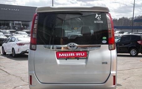 Toyota Noah III, 2015 год, 1 578 000 рублей, 5 фотография