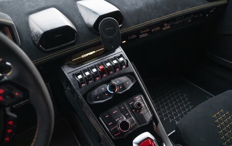 Lamborghini Huracán, 2017 год, 23 000 000 рублей, 34 фотография