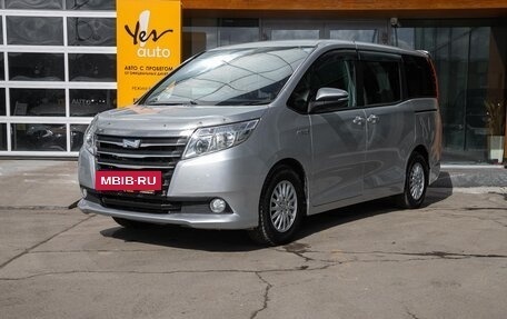 Toyota Noah III, 2015 год, 1 578 000 рублей, 2 фотография