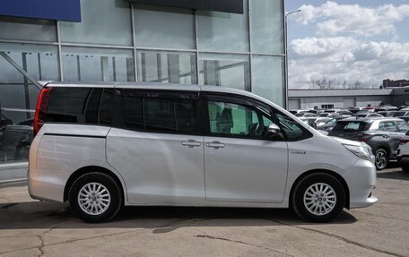 Toyota Noah III, 2015 год, 1 578 000 рублей, 8 фотография