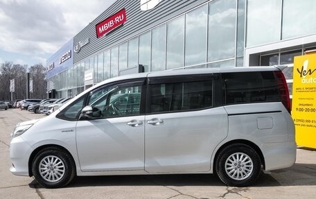 Toyota Noah III, 2015 год, 1 578 000 рублей, 10 фотография