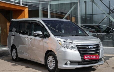 Toyota Noah III, 2015 год, 1 578 000 рублей, 7 фотография