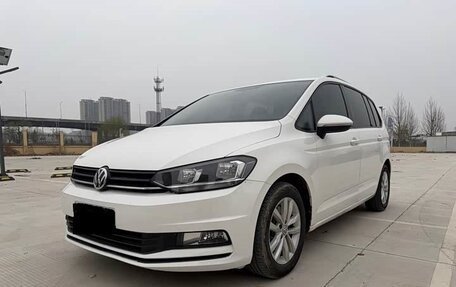 Volkswagen Touran III, 2021 год, 1 870 000 рублей, 1 фотография