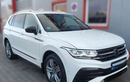 Volkswagen Tiguan II, 2023 год, 3 200 000 рублей, 1 фотография