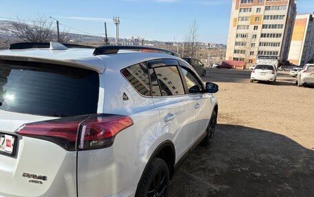 Toyota RAV4, 2018 год, 3 000 000 рублей, 4 фотография