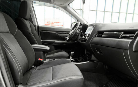 Mitsubishi Outlander III рестайлинг 3, 2021 год, 2 790 000 рублей, 15 фотография