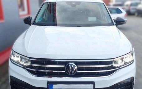 Volkswagen Tiguan II, 2023 год, 3 200 000 рублей, 2 фотография