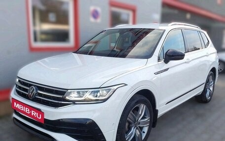 Volkswagen Tiguan II, 2023 год, 3 200 000 рублей, 3 фотография