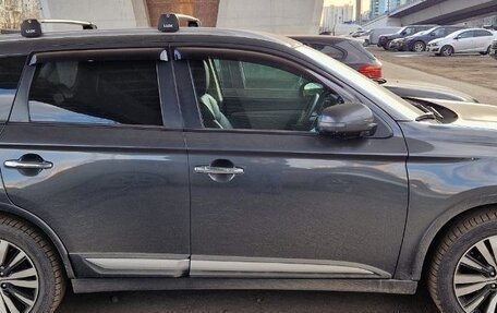 Mitsubishi Outlander III рестайлинг 3, 2019 год, 2 750 000 рублей, 2 фотография