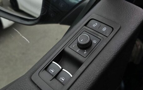 Volkswagen Multivan T6 рестайлинг, 2018 год, 4 700 000 рублей, 19 фотография