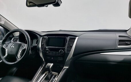 Mitsubishi Pajero Sport III рестайлинг, 2018 год, 3 269 000 рублей, 13 фотография