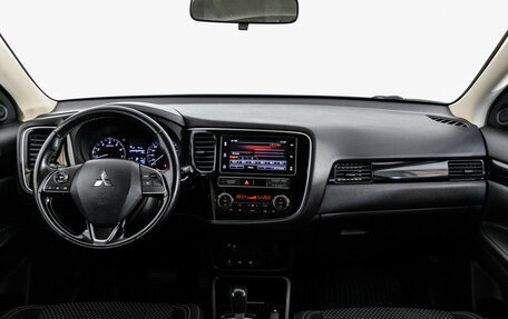 Mitsubishi Outlander III рестайлинг 3, 2019 год, 2 299 000 рублей, 10 фотография