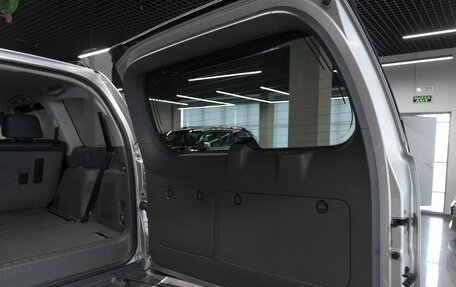 Toyota Land Cruiser Prado 150 рестайлинг 2, 2011 год, 3 080 000 рублей, 27 фотография