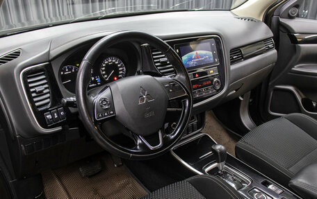 Mitsubishi Outlander III рестайлинг 3, 2020 год, 2 298 000 рублей, 16 фотография