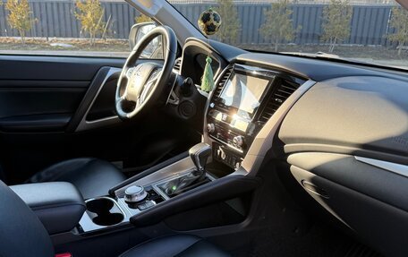 Mitsubishi Pajero Sport III рестайлинг, 2021 год, 4 200 000 рублей, 7 фотография