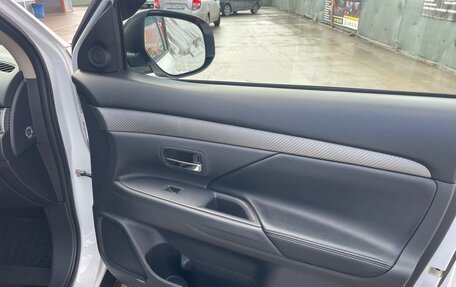 Mitsubishi Outlander III рестайлинг 3, 2014 год, 1 590 000 рублей, 9 фотография