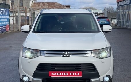 Mitsubishi Outlander III рестайлинг 3, 2014 год, 1 590 000 рублей, 27 фотография