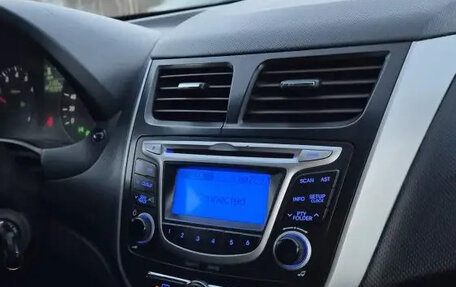 Hyundai Solaris II рестайлинг, 2011 год, 670 000 рублей, 2 фотография