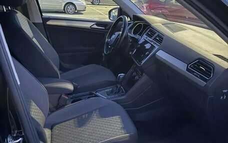 Volkswagen Tiguan II, 2020 год, 2 400 000 рублей, 3 фотография