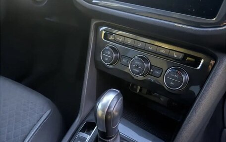 Volkswagen Tiguan II, 2020 год, 2 400 000 рублей, 6 фотография