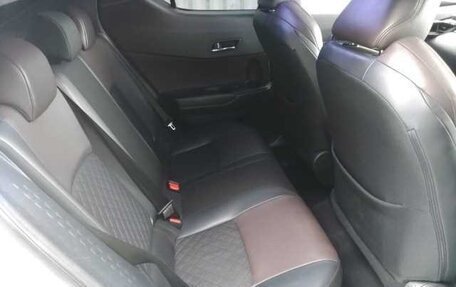 Toyota C-HR I рестайлинг, 2017 год, 1 780 000 рублей, 12 фотография