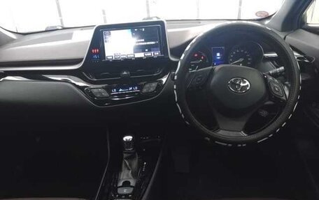 Toyota C-HR I рестайлинг, 2017 год, 1 780 000 рублей, 9 фотография