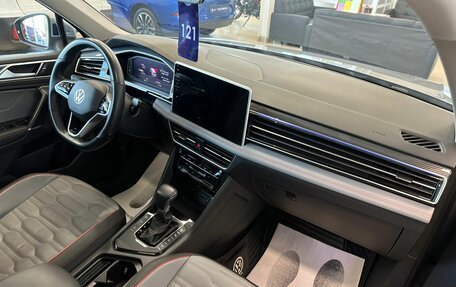 Volkswagen Tiguan II, 2021 год, 3 999 900 рублей, 13 фотография