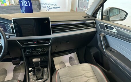 Volkswagen Tiguan II, 2021 год, 3 999 900 рублей, 15 фотография