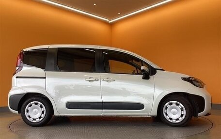 Toyota Sienta, 2023 год, 1 320 000 рублей, 3 фотография