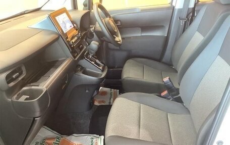 Toyota Sienta, 2023 год, 1 320 000 рублей, 16 фотография