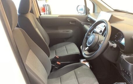 Toyota Sienta, 2023 год, 1 320 000 рублей, 19 фотография