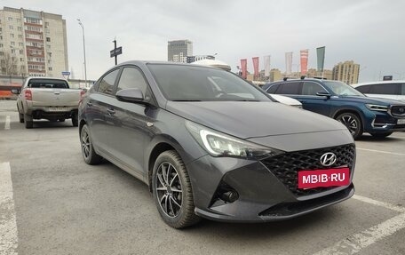 Hyundai Solaris II рестайлинг, 2021 год, 1 590 000 рублей, 2 фотография