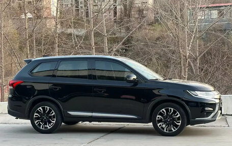 Mitsubishi Outlander III рестайлинг 3, 2023 год, 1 880 000 рублей, 4 фотография