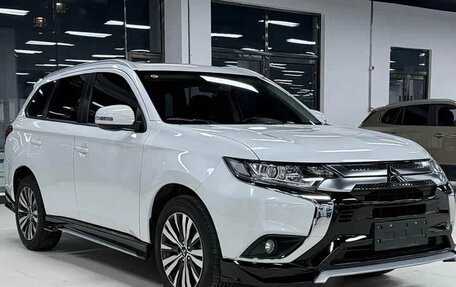 Mitsubishi Outlander III рестайлинг 3, 2022 год, 1 700 000 рублей, 2 фотография