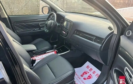 Mitsubishi Outlander III рестайлинг 3, 2023 год, 1 880 000 рублей, 8 фотография