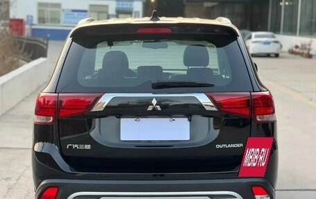 Mitsubishi Outlander III рестайлинг 3, 2023 год, 1 880 000 рублей, 6 фотография