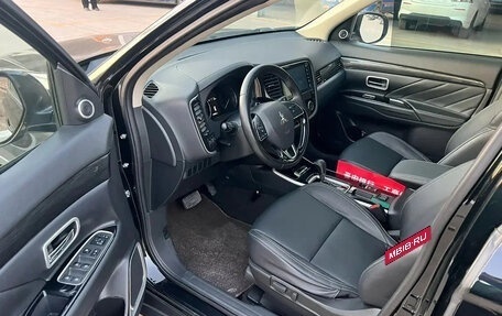 Mitsubishi Outlander III рестайлинг 3, 2023 год, 1 880 000 рублей, 7 фотография