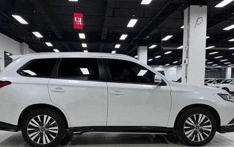 Mitsubishi Outlander III рестайлинг 3, 2022 год, 1 700 000 рублей, 5 фотография