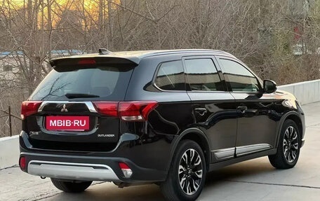 Mitsubishi Outlander III рестайлинг 3, 2023 год, 1 880 000 рублей, 5 фотография