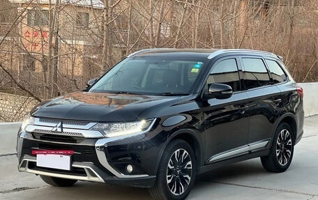 Mitsubishi Outlander III рестайлинг 3, 2023 год, 1 880 000 рублей, 3 фотография