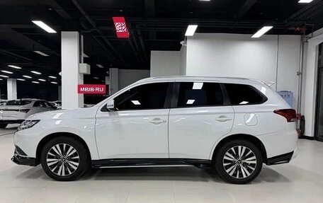 Mitsubishi Outlander III рестайлинг 3, 2022 год, 1 700 000 рублей, 4 фотография