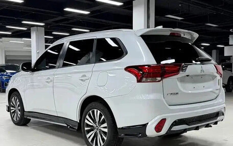 Mitsubishi Outlander III рестайлинг 3, 2022 год, 1 700 000 рублей, 7 фотография