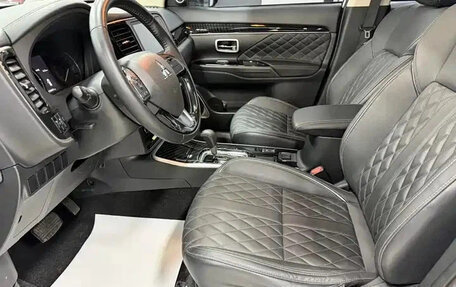 Mitsubishi Outlander III рестайлинг 3, 2022 год, 1 700 000 рублей, 9 фотография